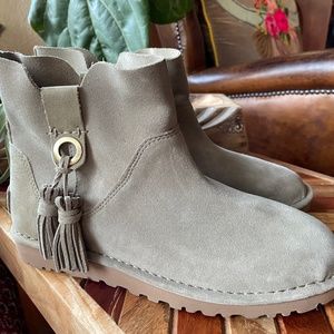 UGG Suede Booties w Tassel